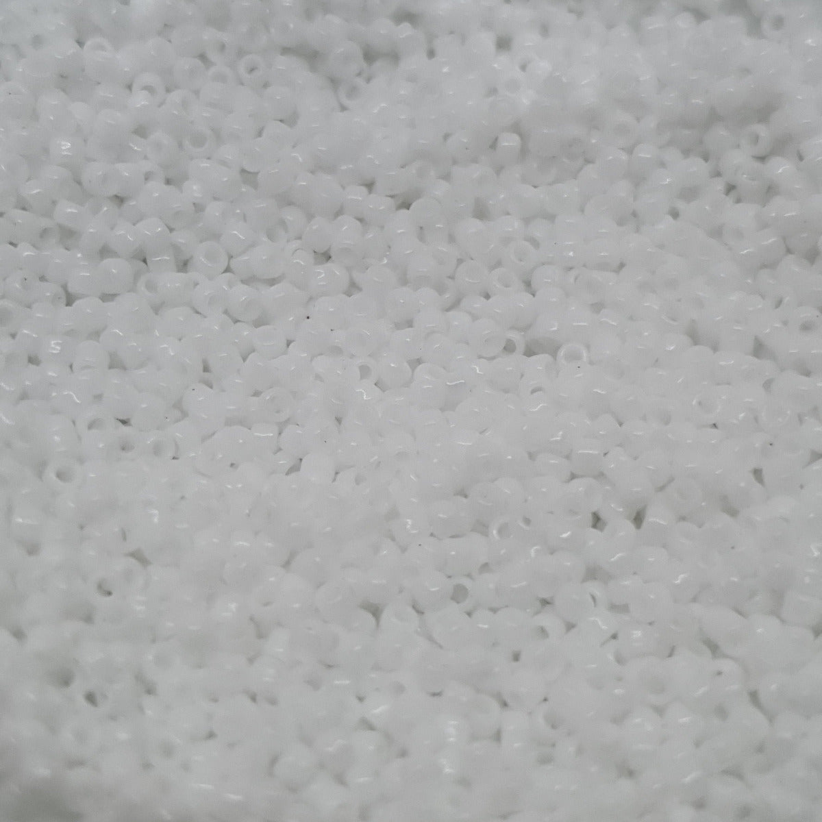 15/0 (#743) White Opaque - 10g Tube