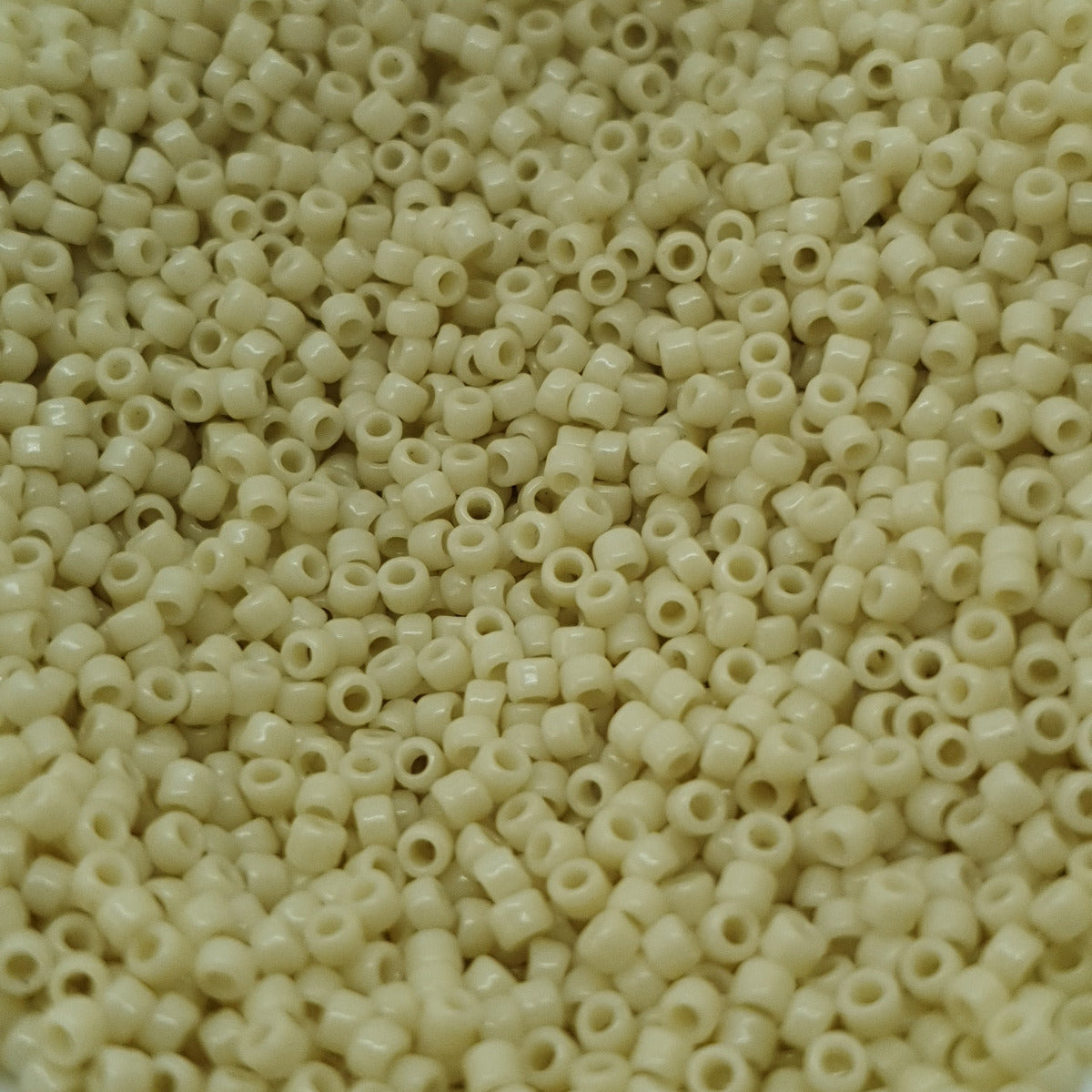 15/0 (#773) Cream Opaque - 10g Tube