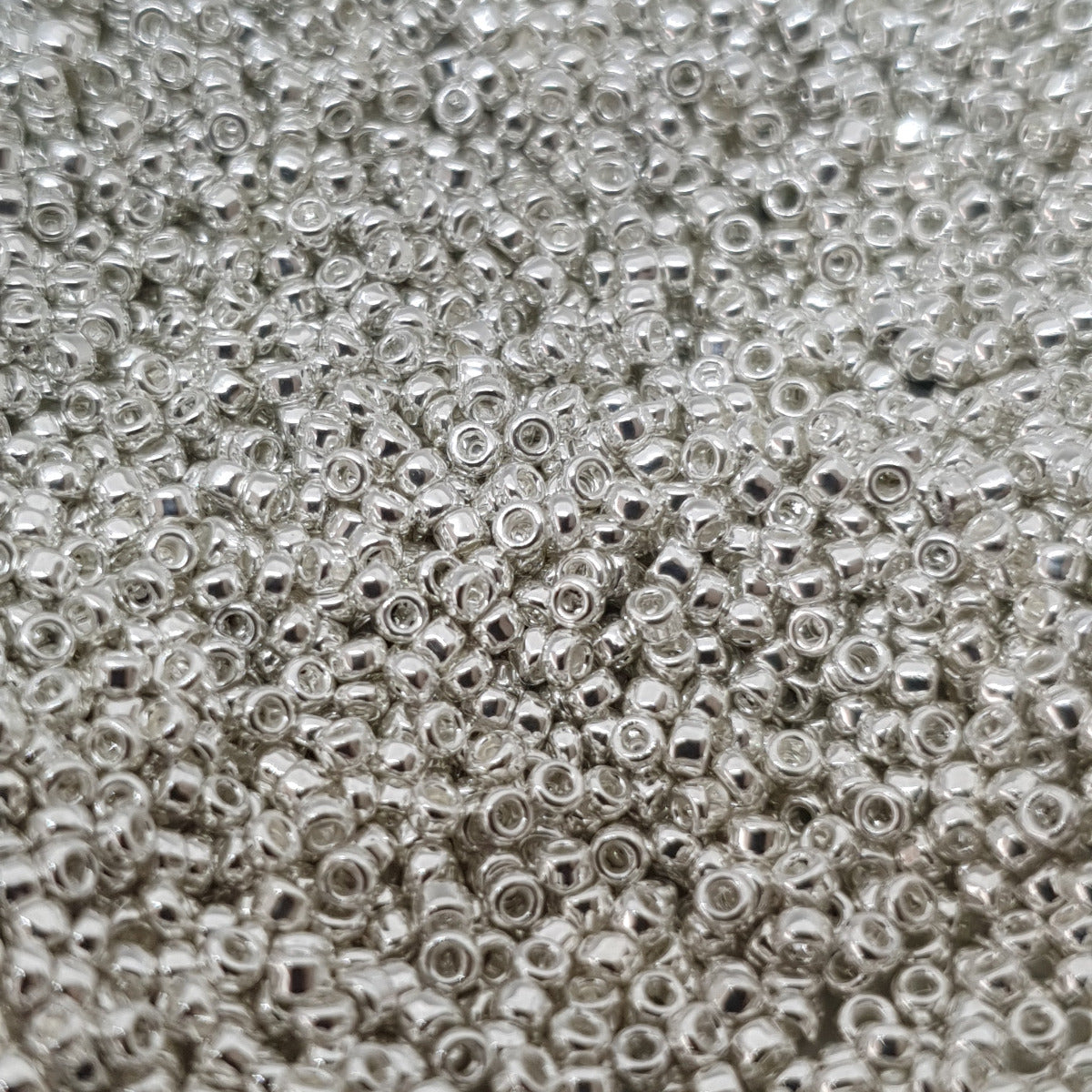 15/0 (#563) Silver Metallic - 10g Tube