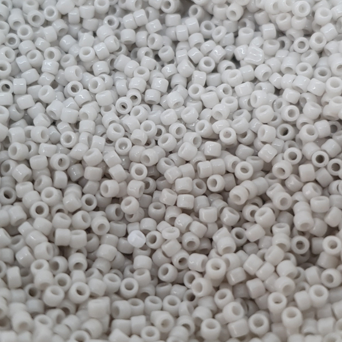 15/0 (#771) Ivory Opaque - 10g Tube