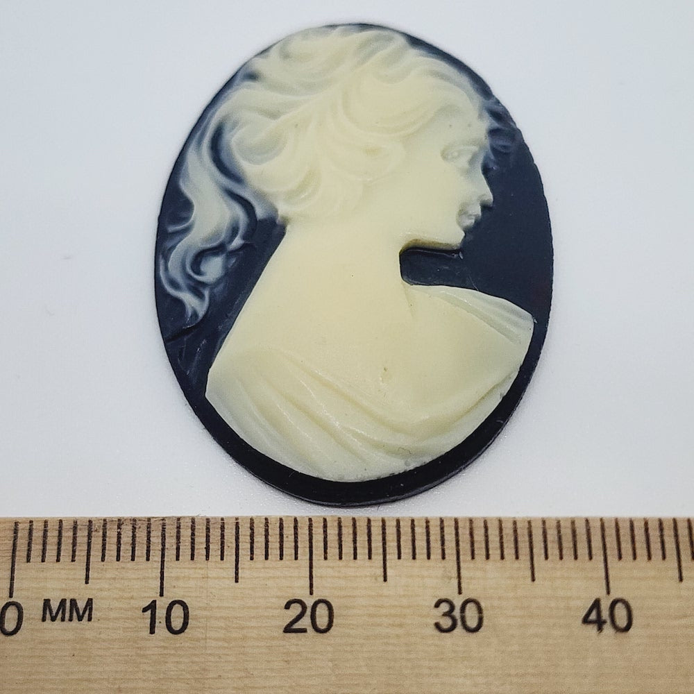 40x30mm Oval (1) - Facing Right - Black & Ivory - Vintage Cameo