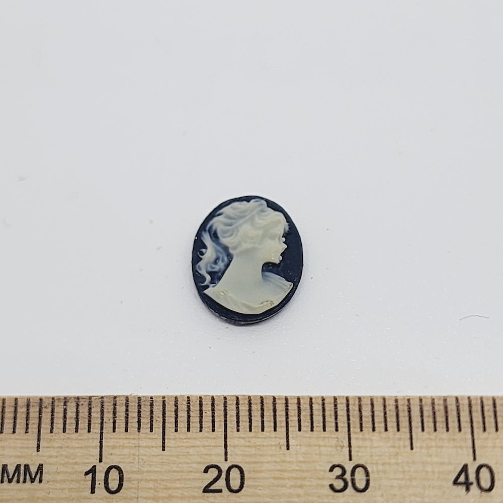 12x10mm Oval (1) - Facing Right - Black & Ivory - Vintage Cameo
