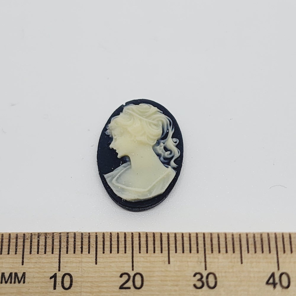 18x13mm Oval (1) - Facing Left - Black & Ivory - Vintage Cameo