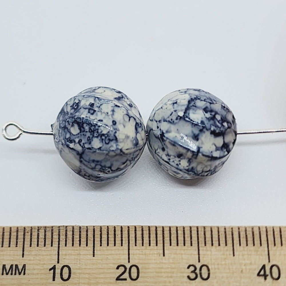 14mm Round Nut (25) - White/Grey - Pottery Look Lucite Beads - Glossy