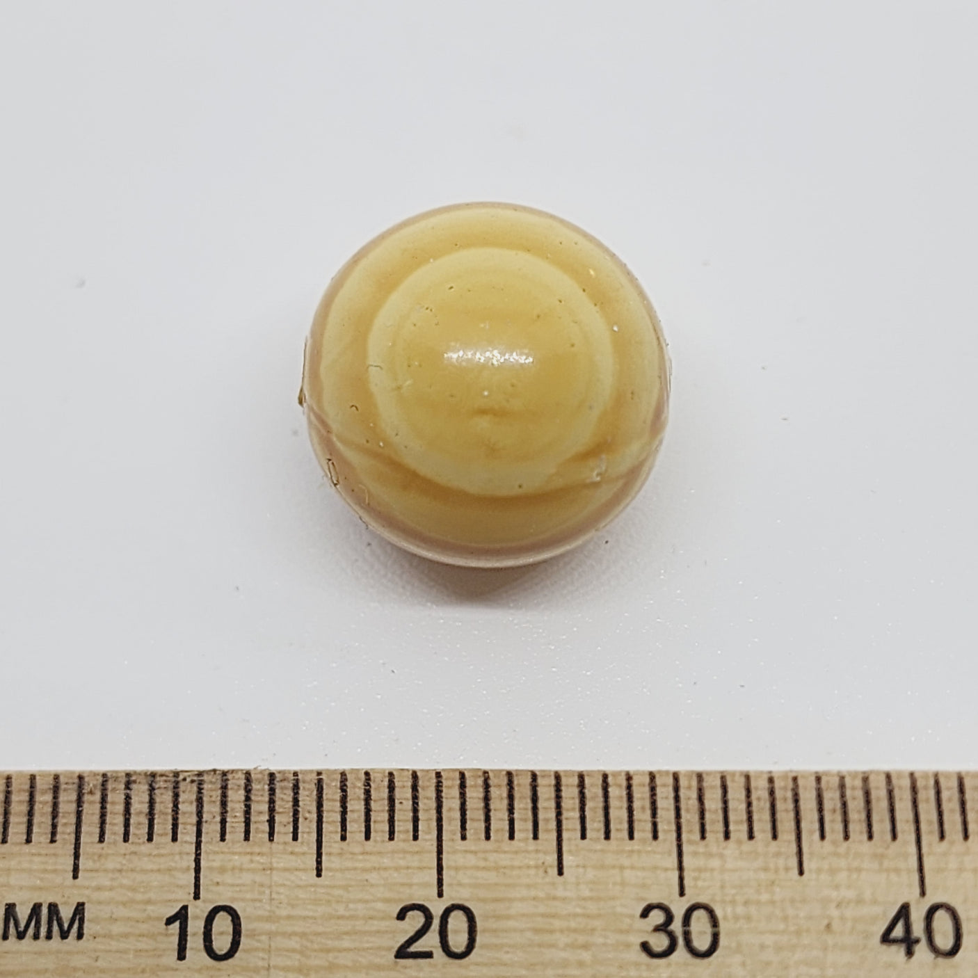 16mm Round (10) - Cream - Vintage Wood Veneer Marbled Effect Beads