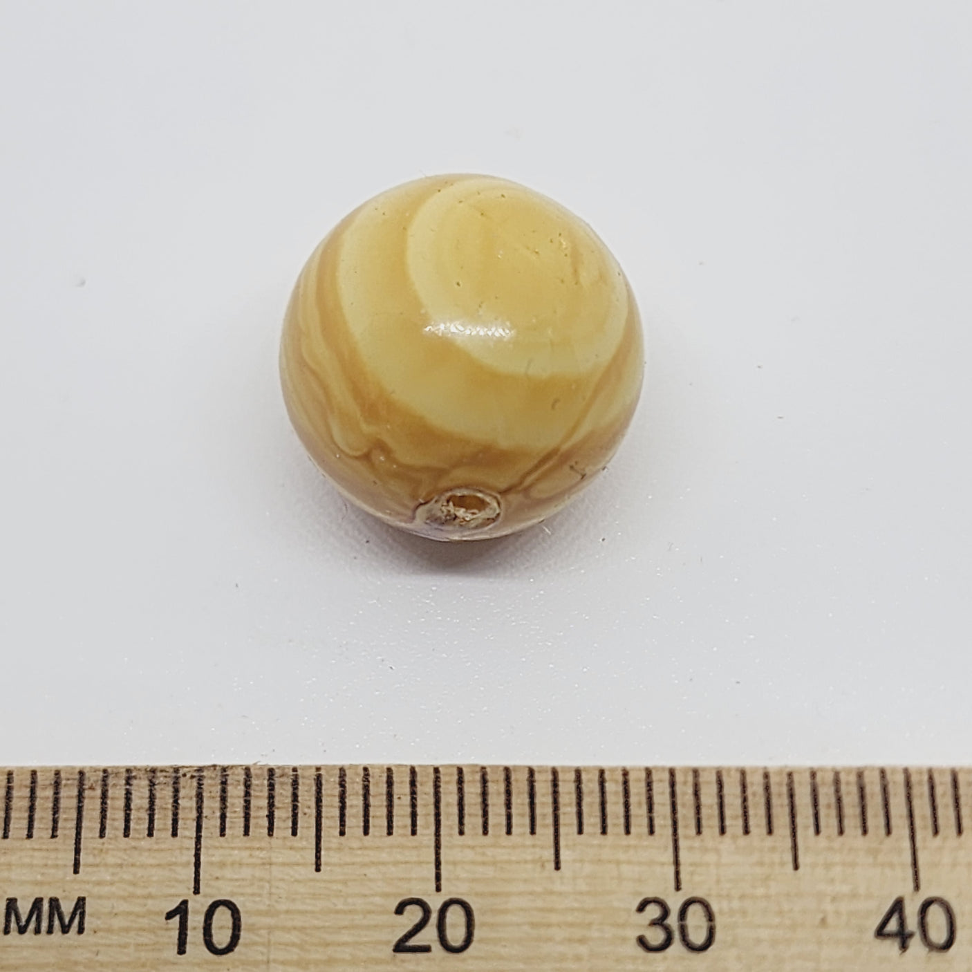 16mm Round (10) - Cream - Vintage Wood Veneer Marbled Effect Beads