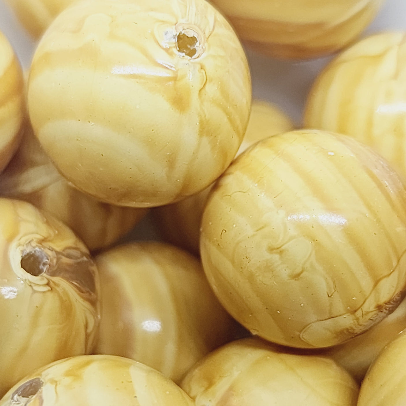 16mm Round (10) - Cream - Vintage Wood Veneer Marbled Effect Beads