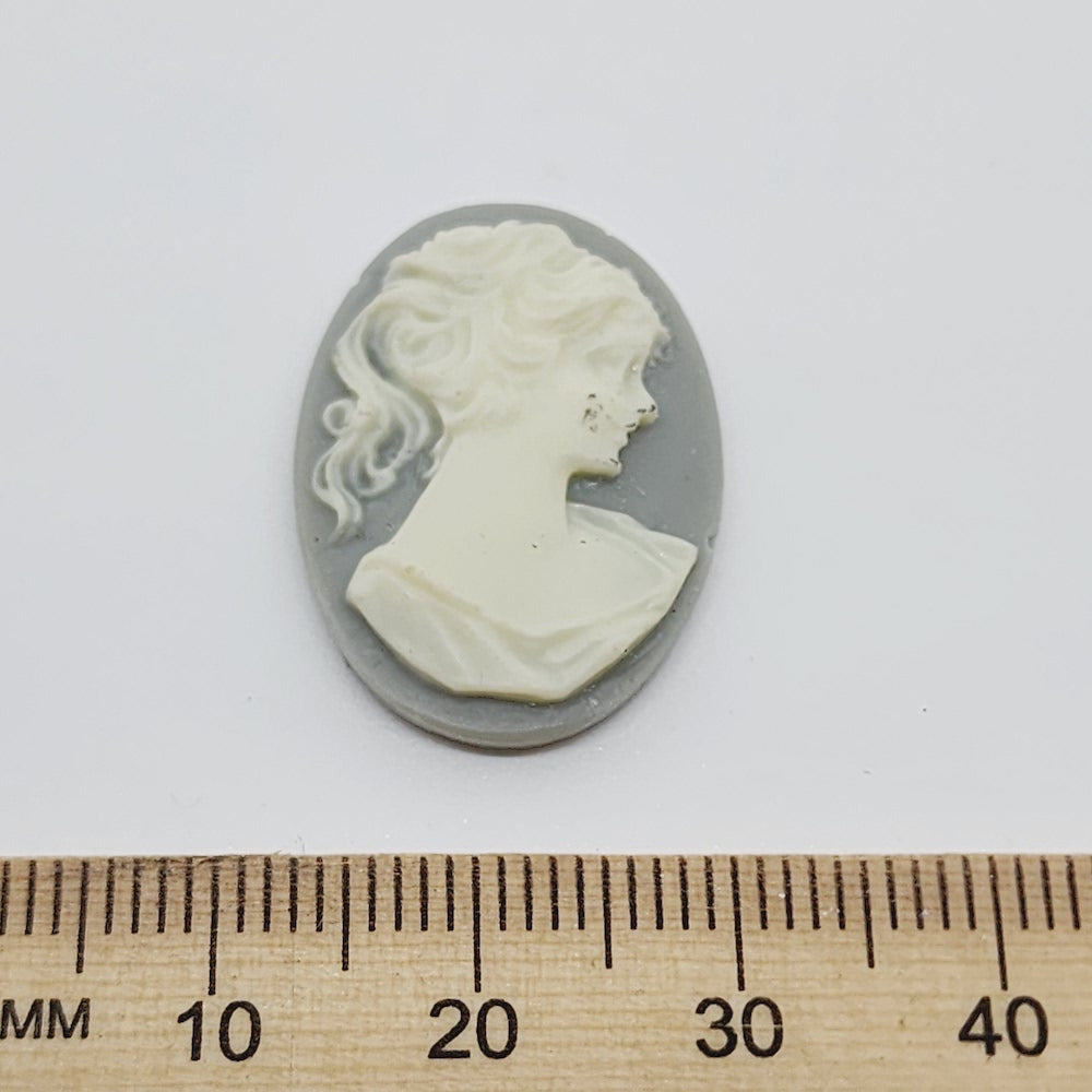 25x20mm Oval (1) - Facing Right - Grey & Ivory - Vintage Cameo - Bead Shack