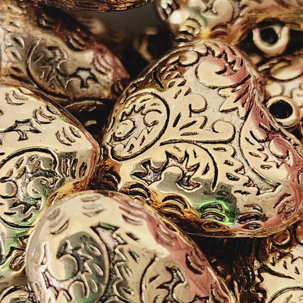 22mm Heart (5) - Metalised Antique Gold - Vintage Baroque Style Pendant