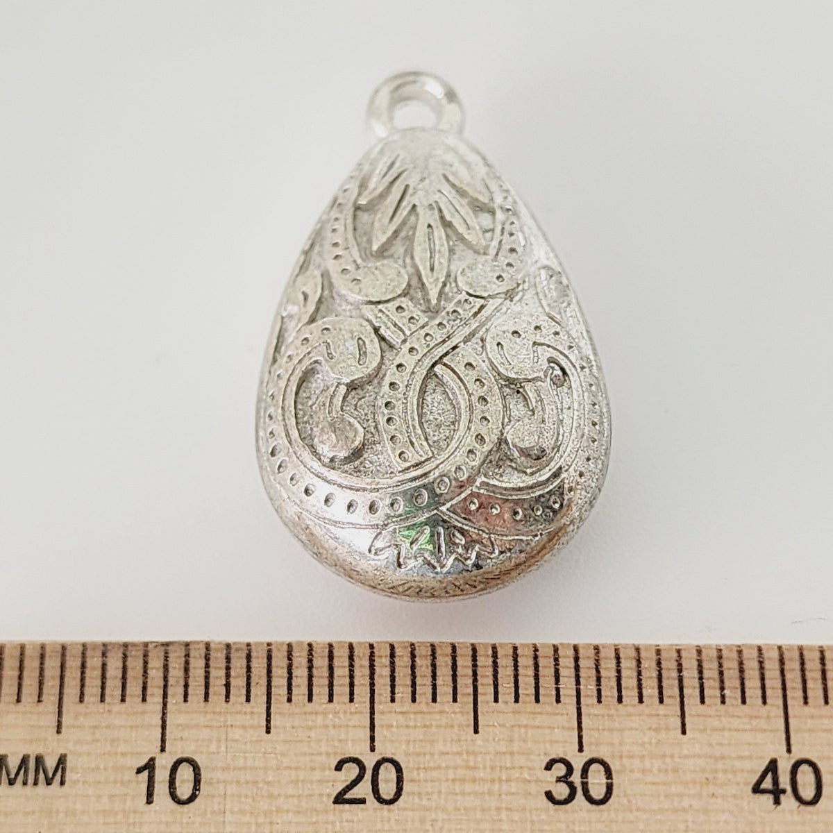 31x18mm Art Deco Teardrop (5) - Silver - Vintage Metalised Pendants