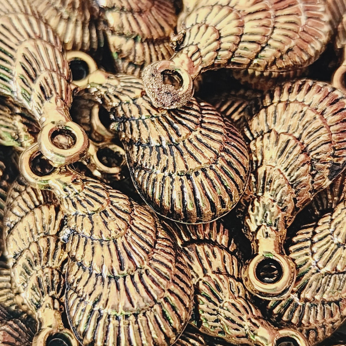20x15mm Cockle Shell (25) - Antique Gold - Vintage Metalised Charms