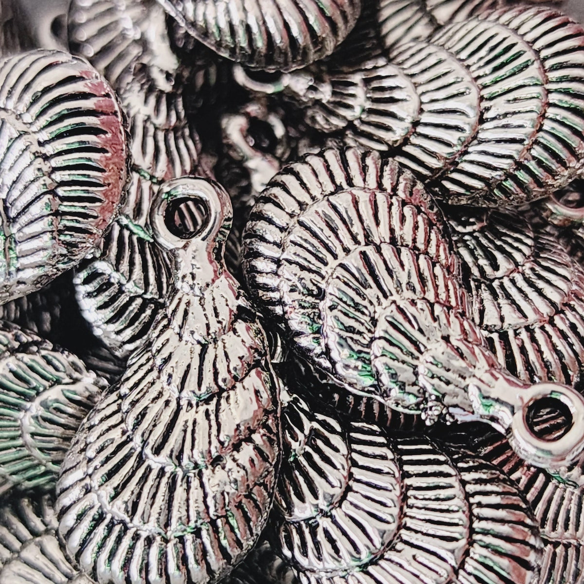 20x15mm Cockle Shell (25) - Antique Silver - Vintage Metalised Charms