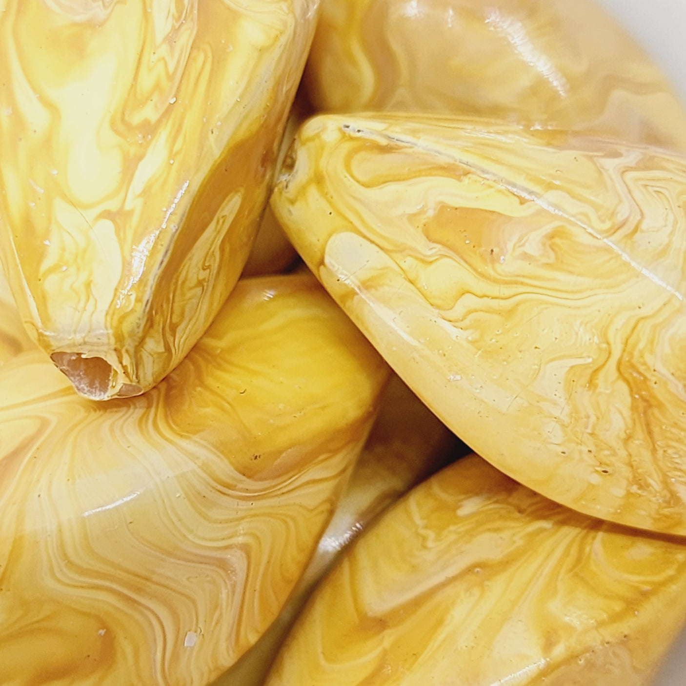 34x17mm Twist (10) - Cream - Vintage Wood Veneer Marbled Effect Beads