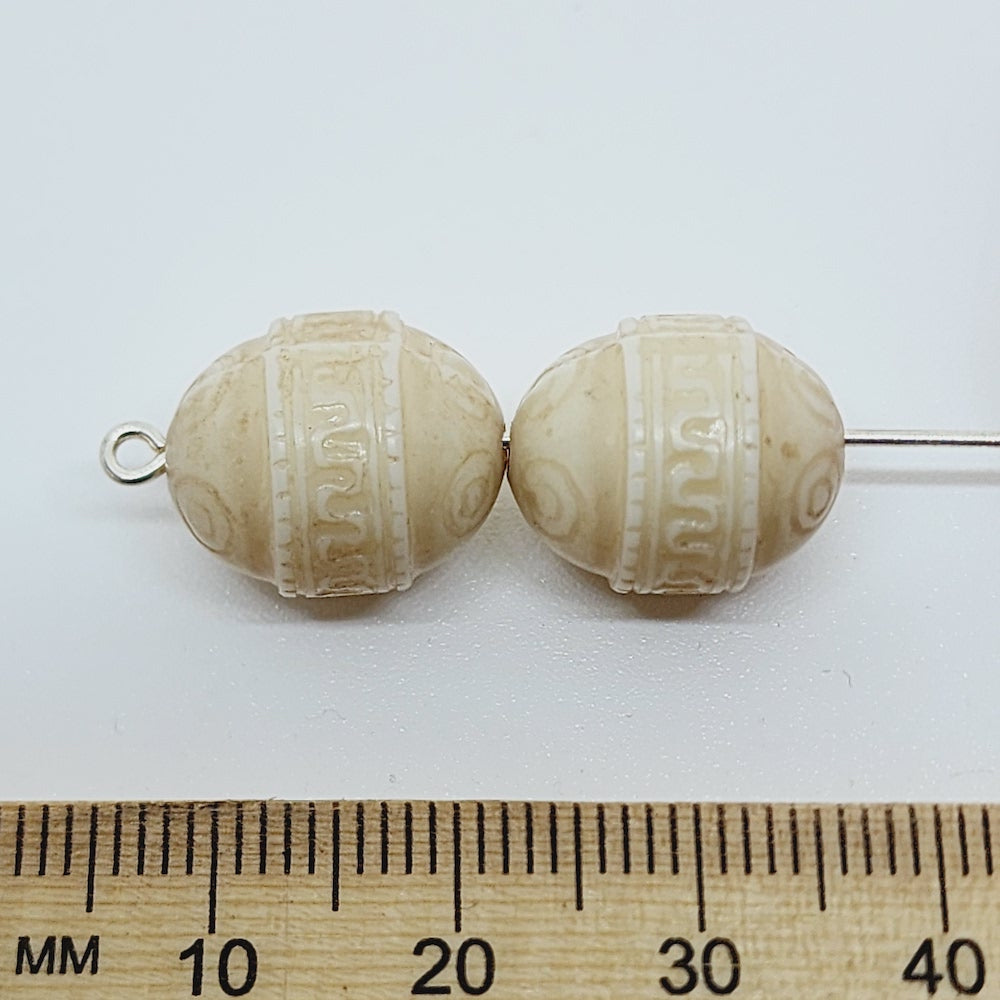 14x12mm Egg (10) - Cream - Vintage Lucite Beads