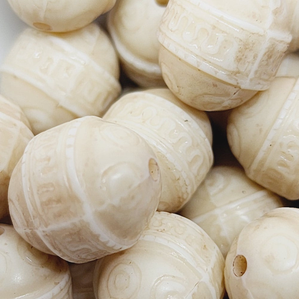 14x12mm Egg (10) - Cream - Vintage Lucite Beads