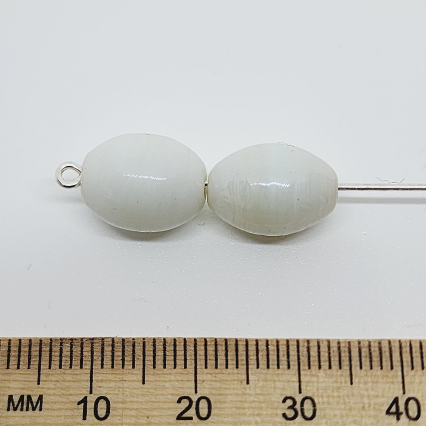 12x9mm Oval (25) - Opaque White Lustre - Indian Glass Vintage Beads