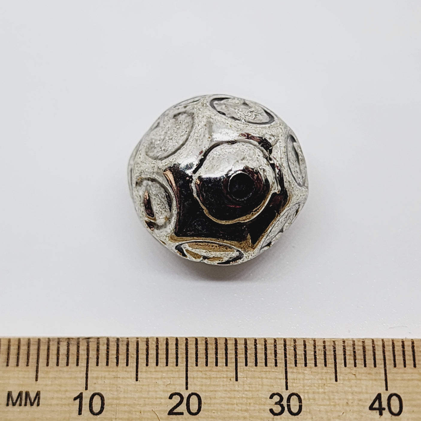 18mm Round (10) - Antique Silver - Vintage Metalised Beads