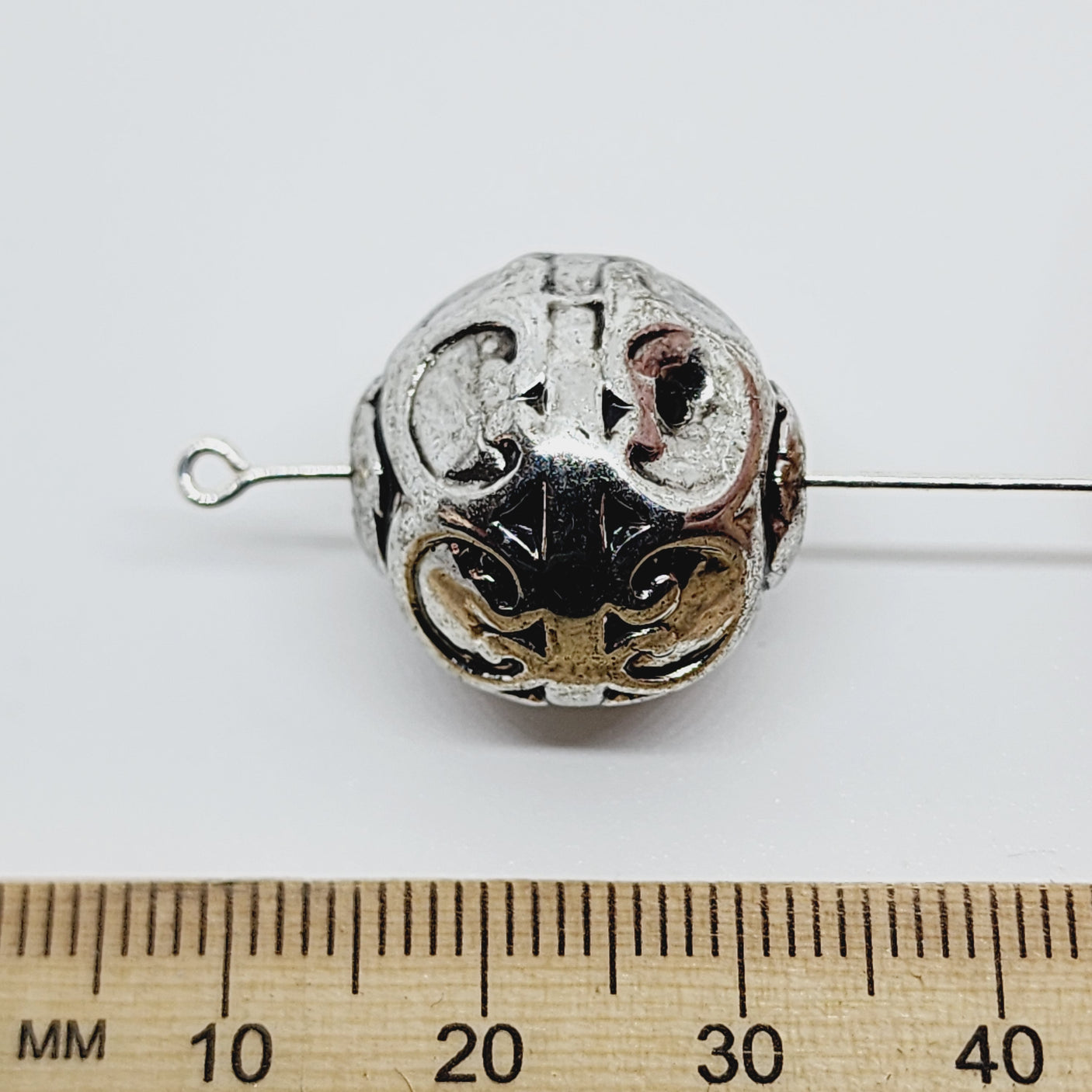 18mm Round (10) - Antique Silver - Vintage Metalised Beads