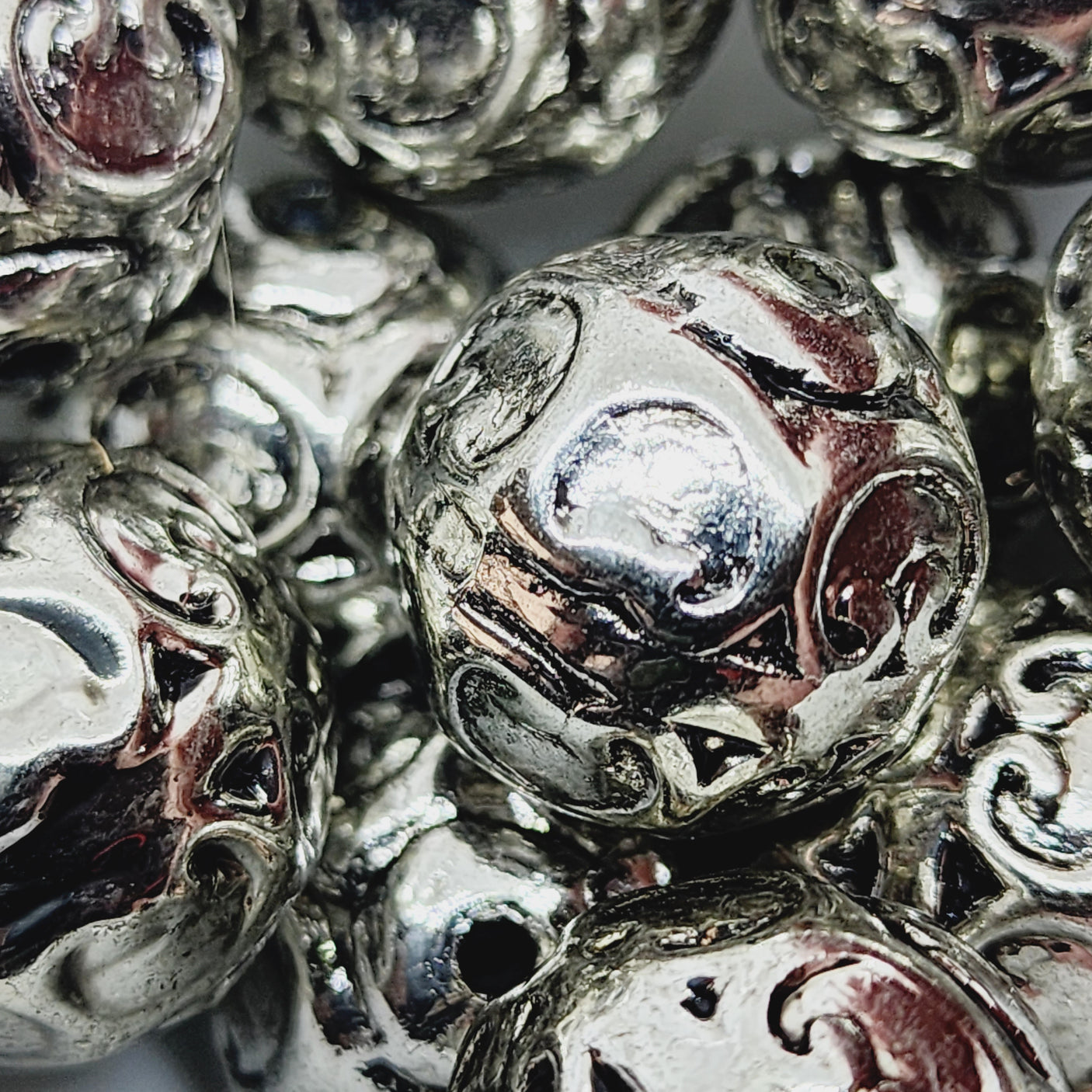 18mm Round (10) - Antique Silver - Vintage Metalised Beads