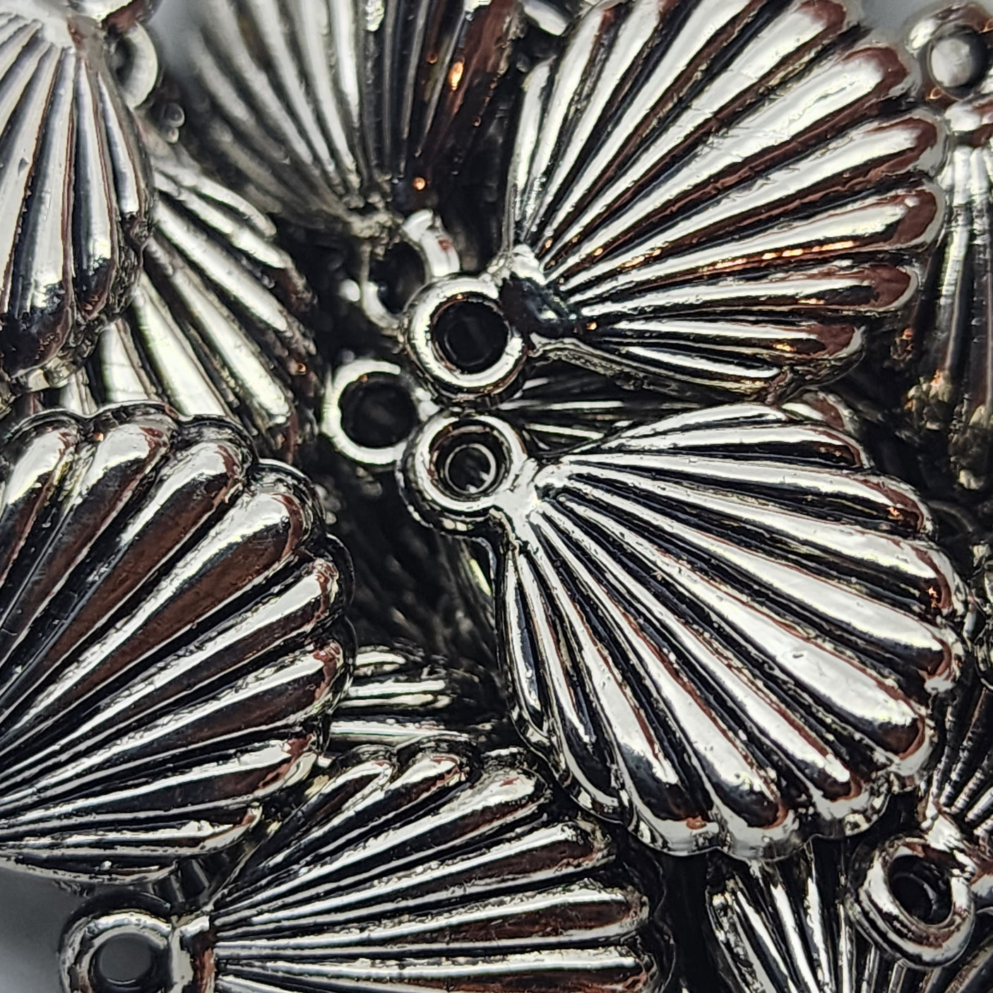 20x10mm Fan Shell (25) - Antique Silver - Vintage Metalised Charms