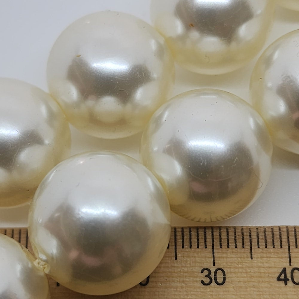 18mm Round (43) - White - Vintage Acrylic Pearls