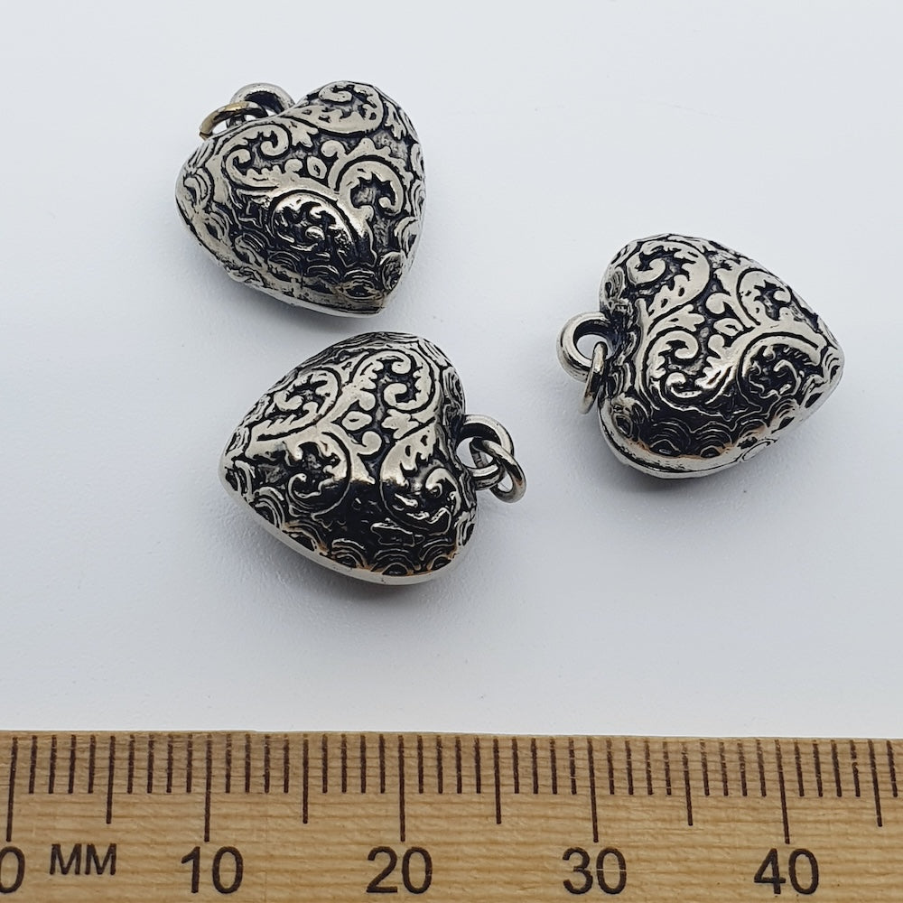 15mm Heart (5) - Metalised Antique Silver - Vintage Baroque Style Pendant