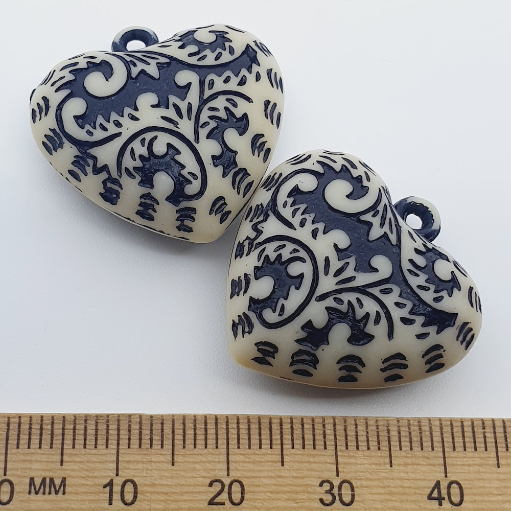 27mm Heart (5) - White w. Black - Vintage Baroque Style Pendant