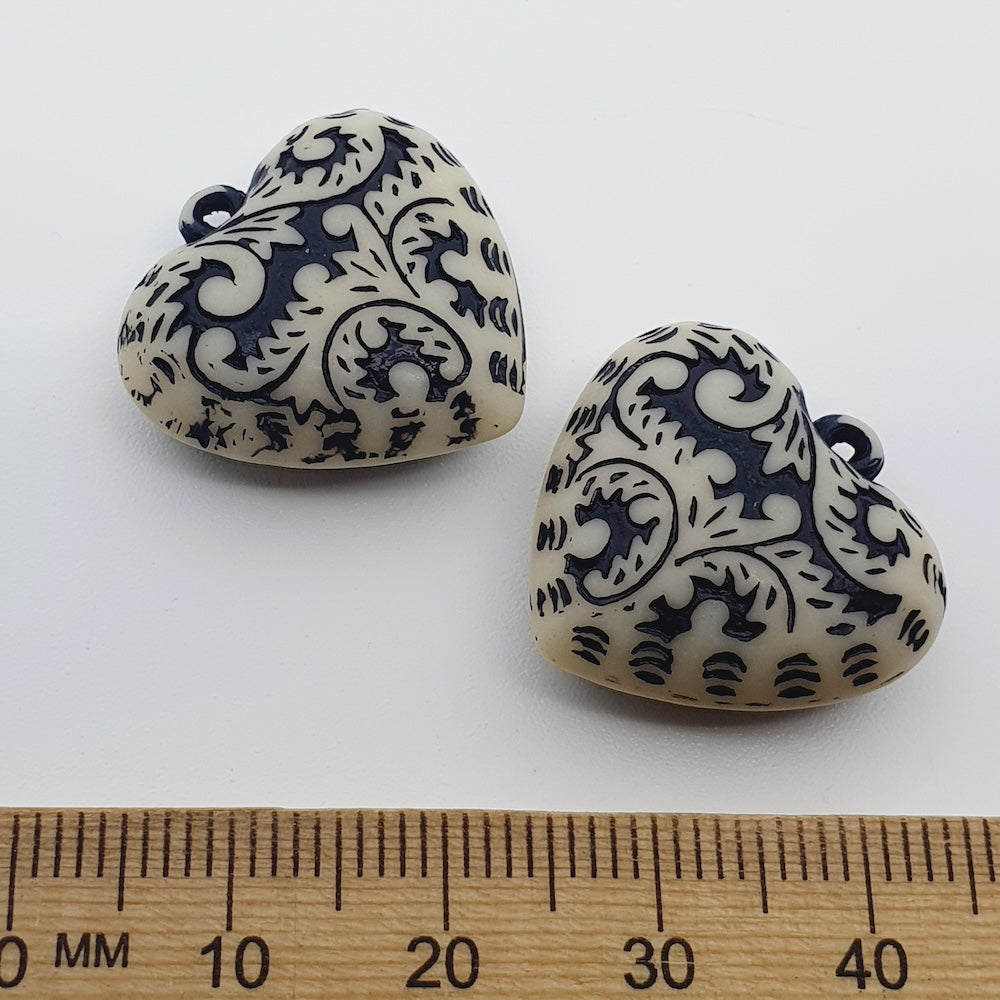 22mm Heart (5) - White w. Black - Vintage Baroque Style Pendant