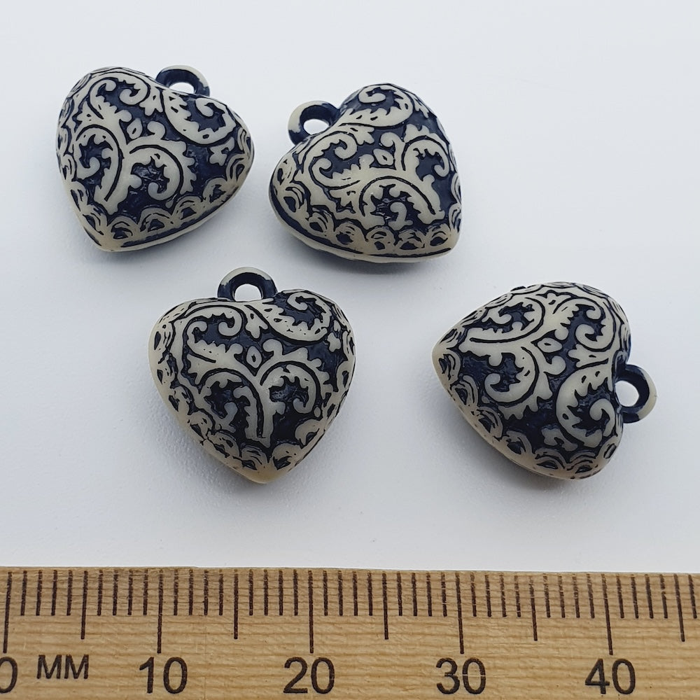 15mm Heart (5) - White w. Black - Vintage Baroque Style Pendant