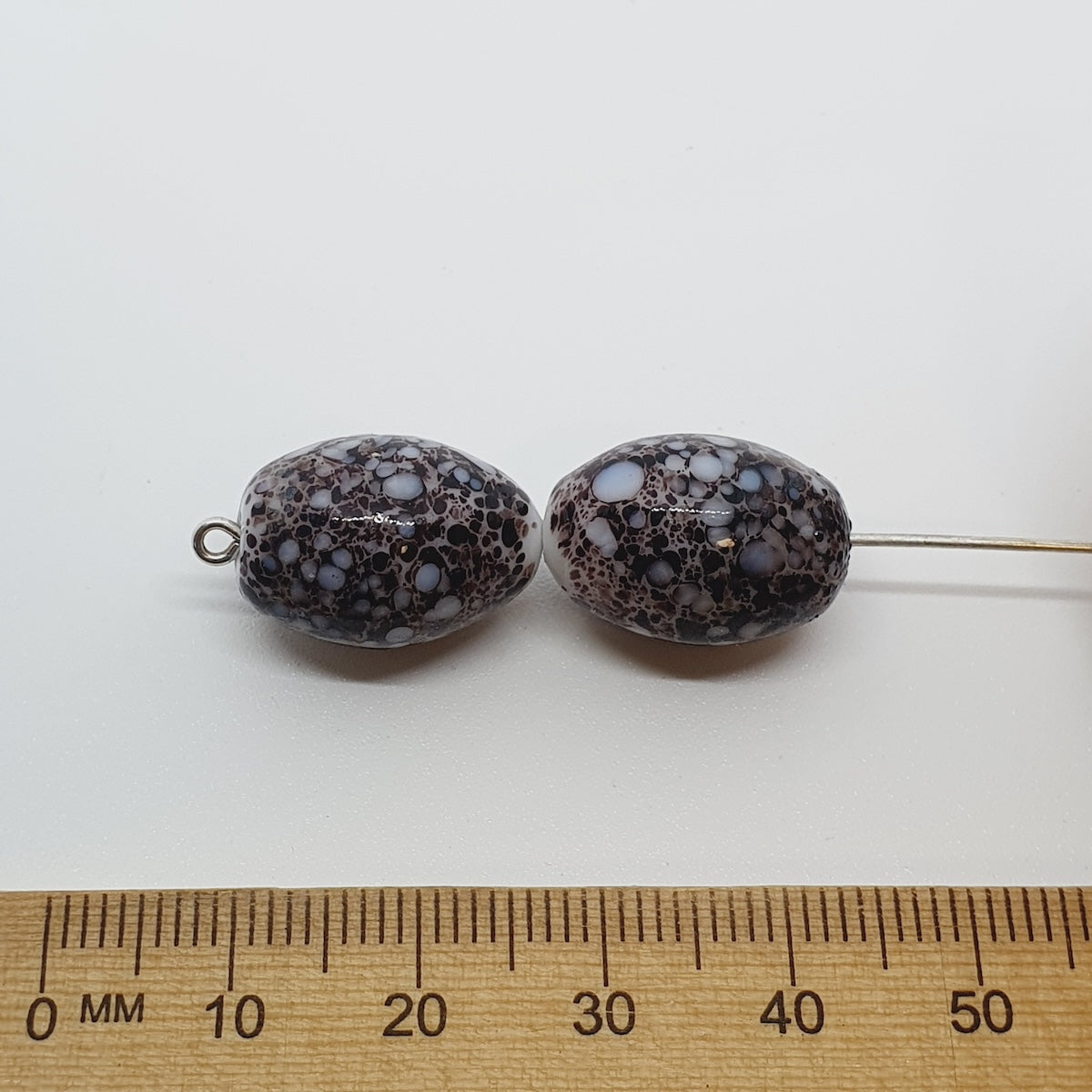 19x14mm Oval (10) - White w. Rolled Crumb - Vintage Glass Lampwork Beads