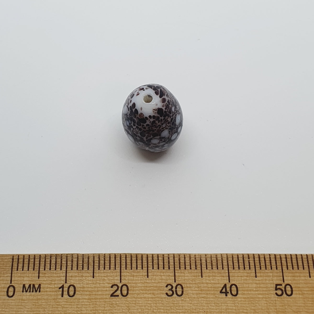 19x14mm Oval (10) - White w. Rolled Crumb - Vintage Glass Lampwork Beads