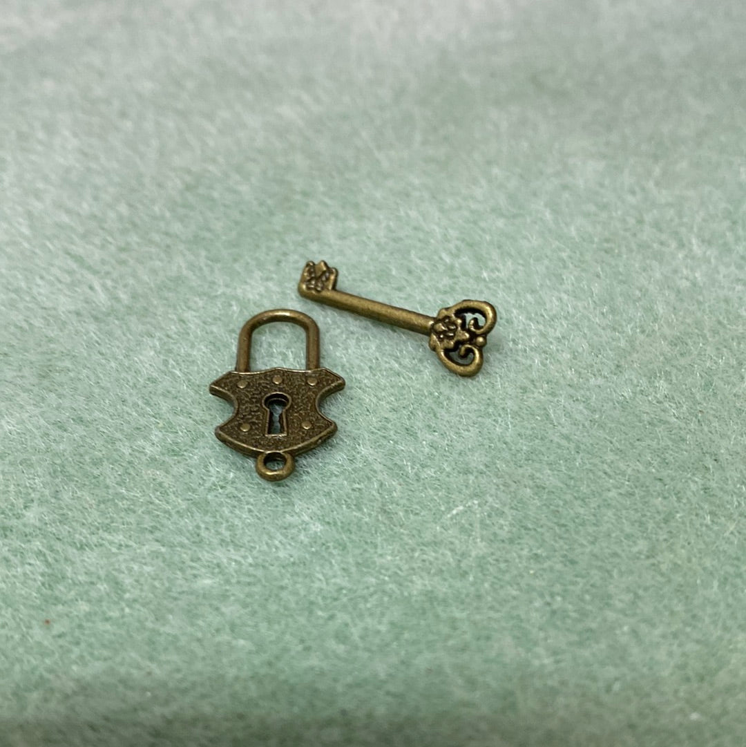 Padlock & Key Toggle - Ancient Gold