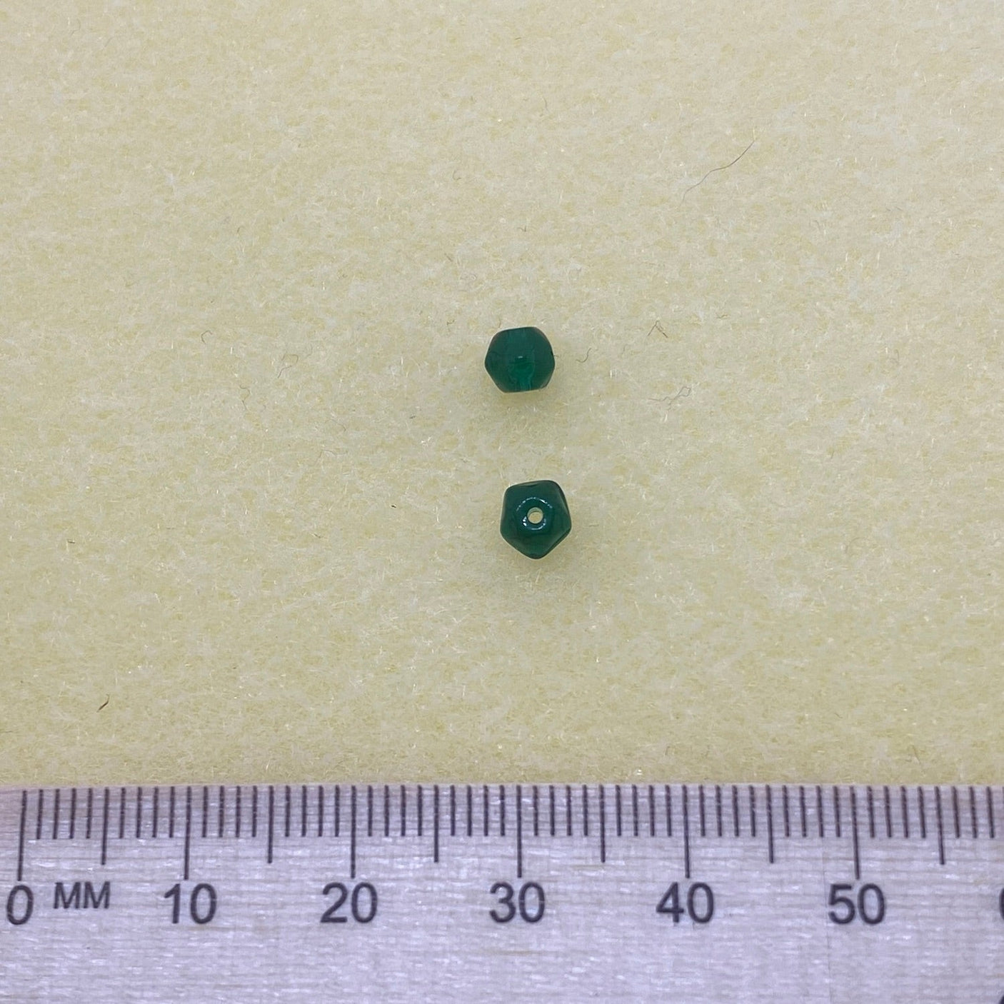 5mm Facet Round (250) - Emerald Green Transparent - Vintage Czech Glass Beads