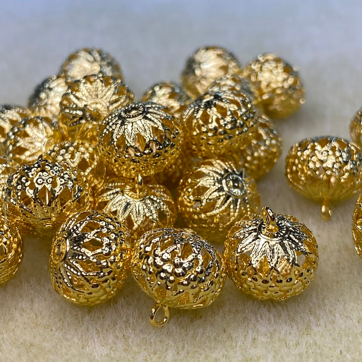12mm Lacy Bead w. Loop (10) - Gold