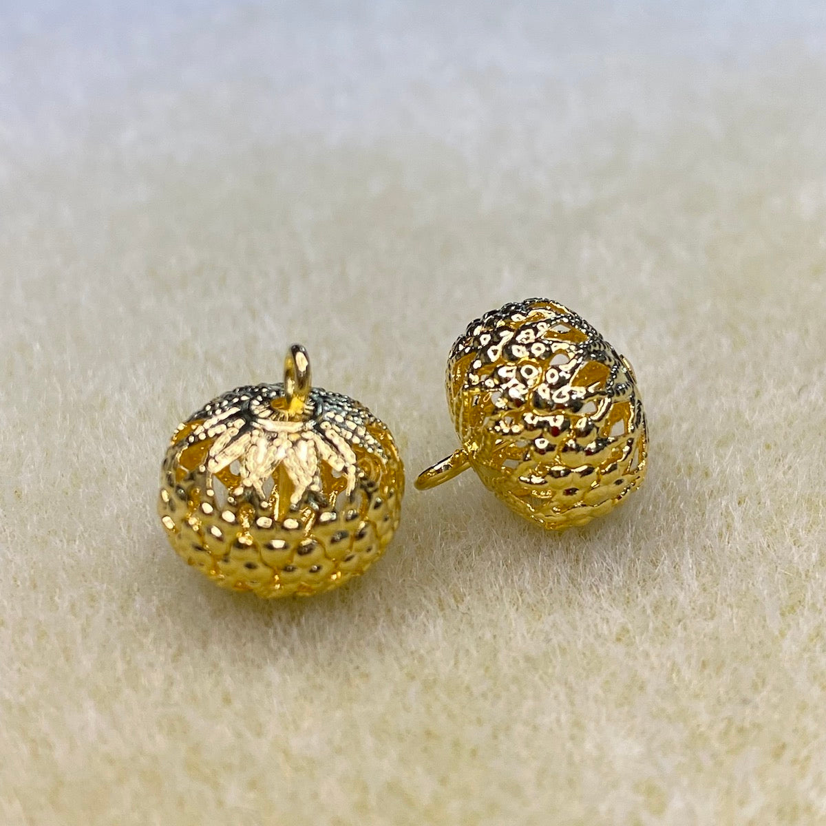 12mm Lacy Bead w. Loop (10) - Gold