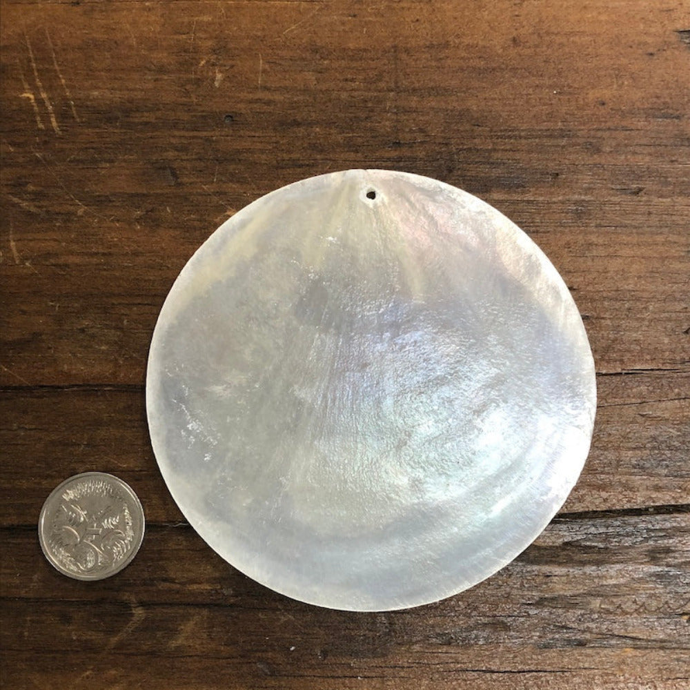 8cm oyster shell in white with one drilled hole for using as place name settings at weddings, bonbonierre or other craft projects and hanging decorations