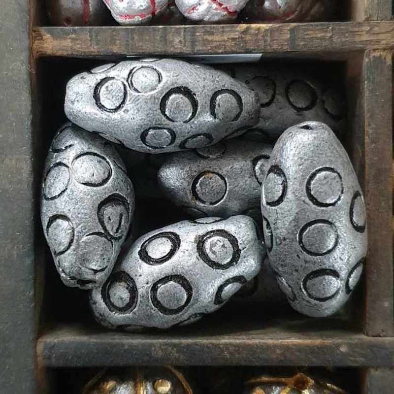 30x12mm Oval w. Circles (10) - Antique Silver - Vintage Clay Beads