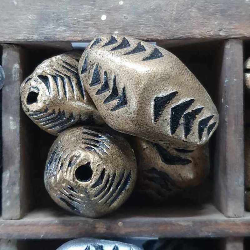 35x20mm Nugget w. Chevron (10) - Antique Gold - Vintage Clay Beads