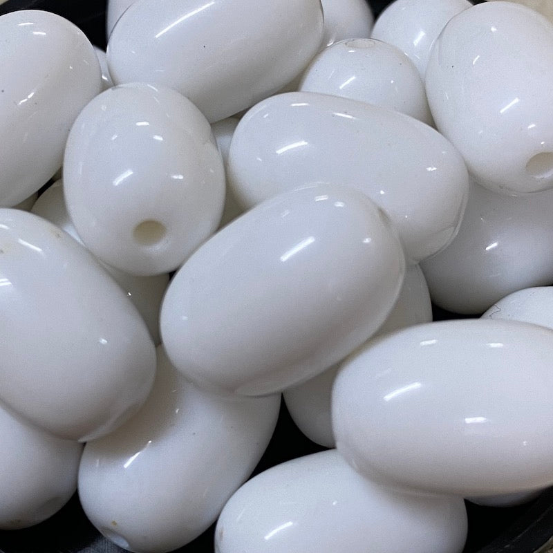 18x12mm Oval Vintage Lucite Beads (10) - White