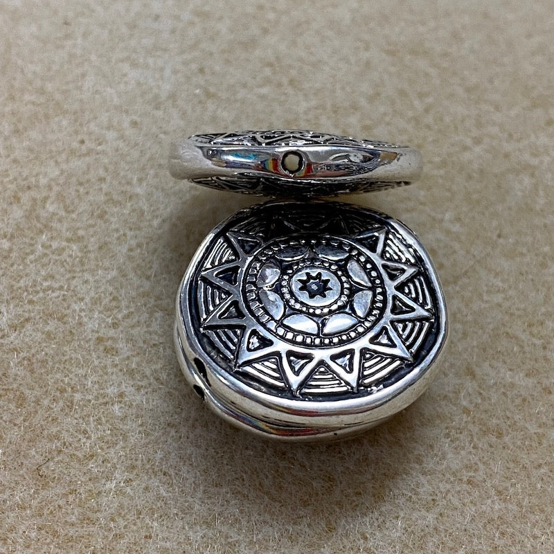 24mm Aztec Sun Symbol (5) - Silver - Vintage Metalised Beads