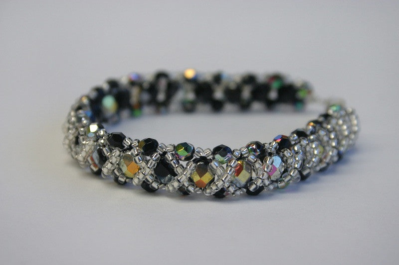 Noughts & Crosses Bracelet Pattern