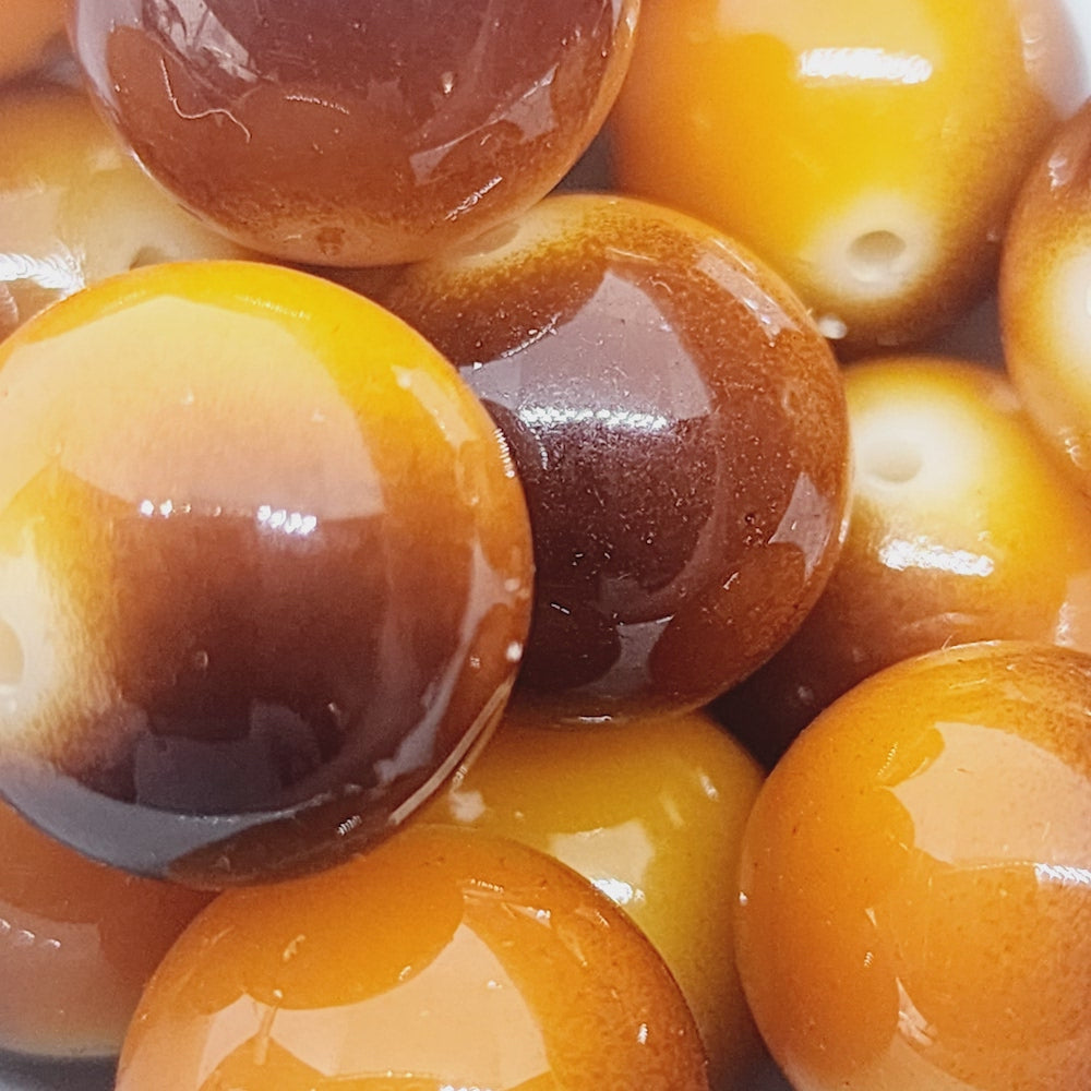 16mm Round (10) - Tan/Black - Vintage Lucite Beads