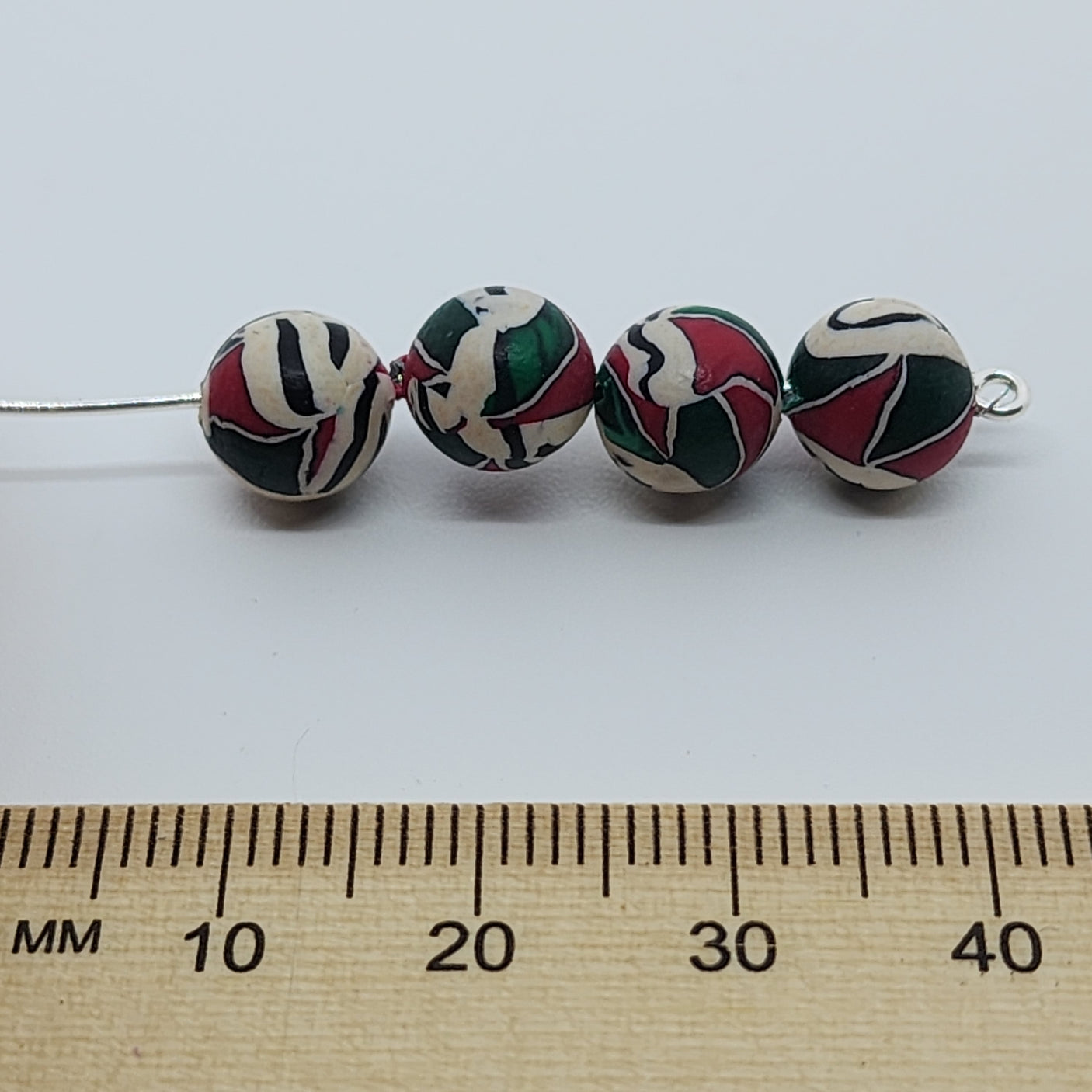 8mm Round Fimo Beads (10) - Red Green nterlocking Triangles