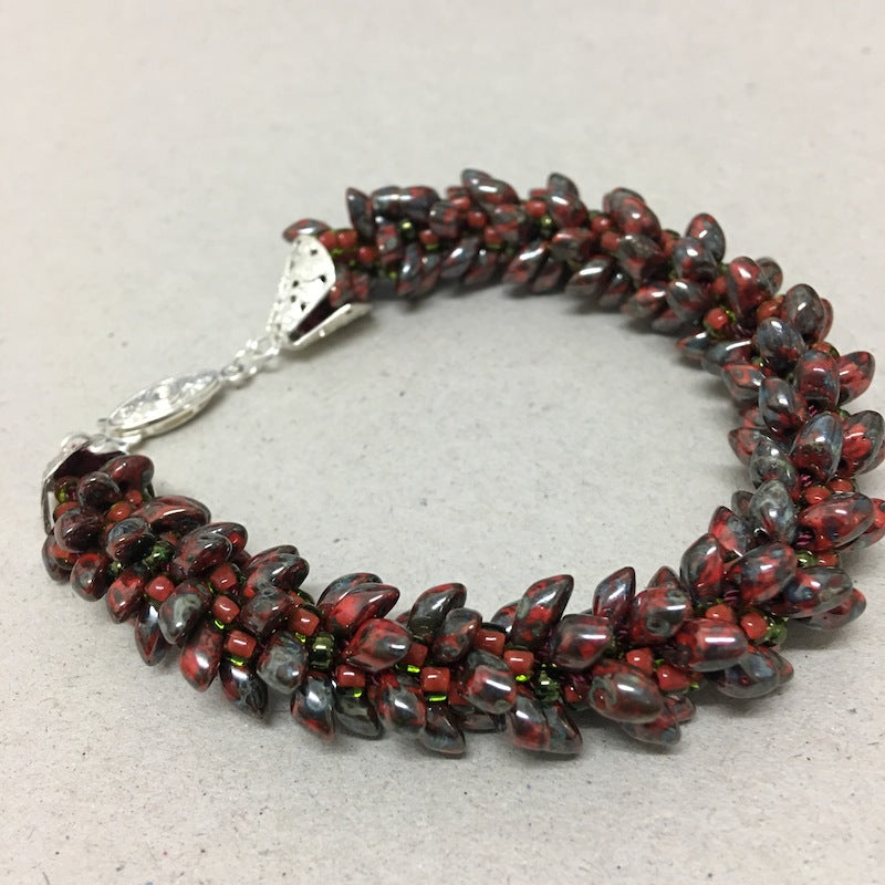 Kumihimo w. Magatamas Bracelet Pattern