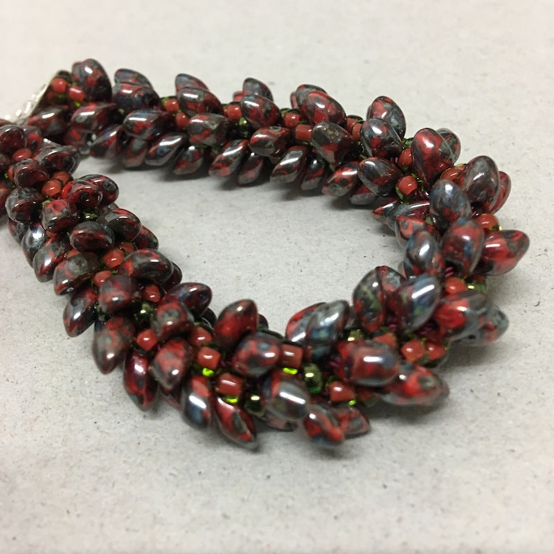 Kumihimo w. Magatamas Bracelet Pattern