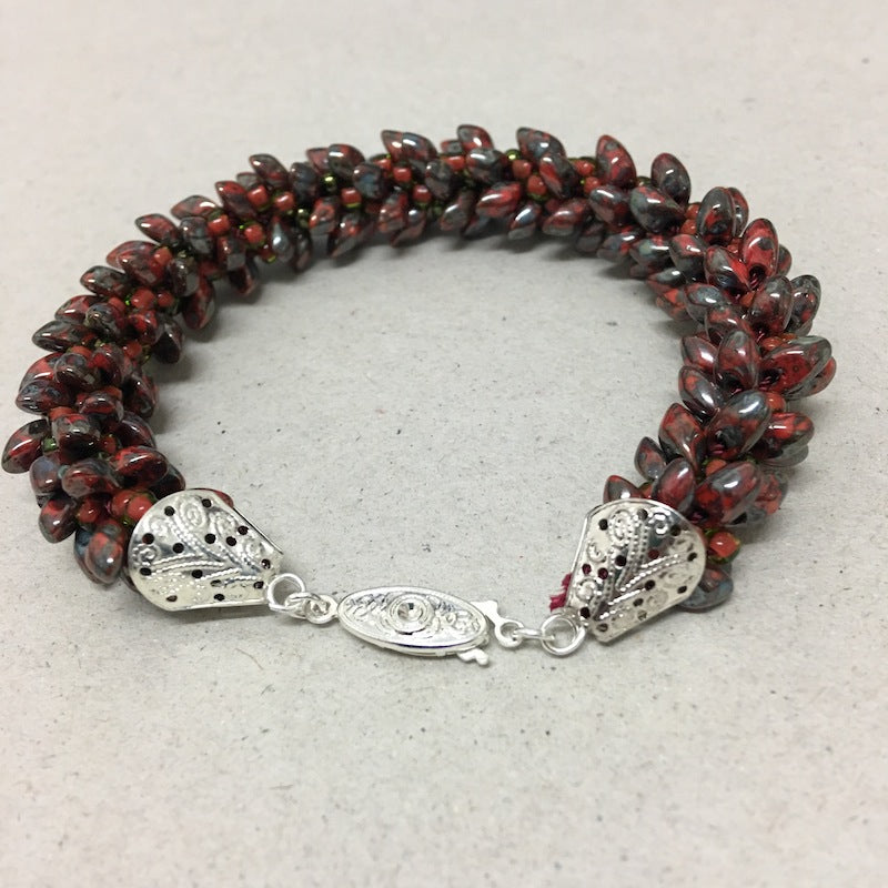 Kumihimo w. Magatamas Bracelet Pattern